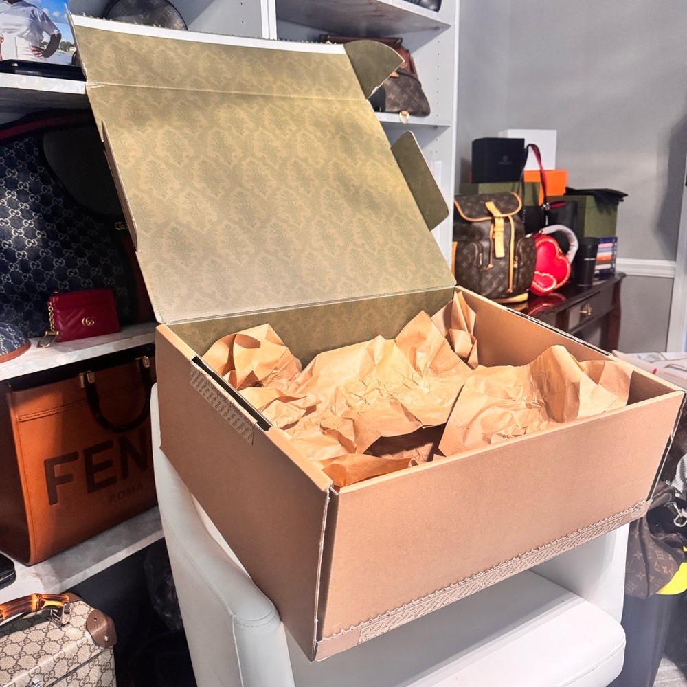 Gucci Designer Shipping Box - Picture 2 of 7